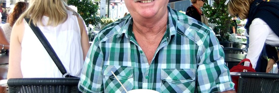  Francois de Jongh, uitgewer en eienaar van Gansbaai Courant, wat tans tuis aansterk na â€˜n ernstige longoperasie